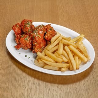 Alitas Picantes De Pollo Con Papas Fritas/ Chicken Hot Wings with French Fries