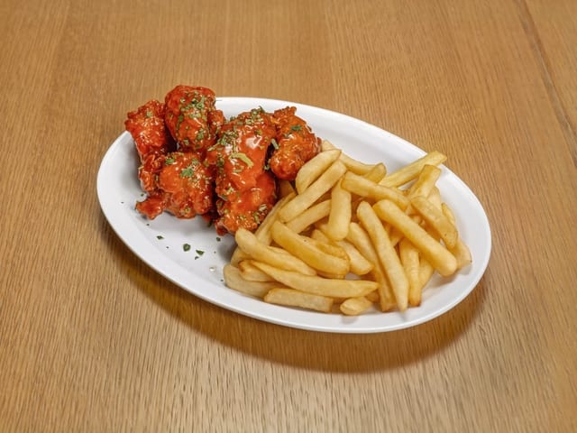 Alitas Picantes De Pollo Con Papas Fritas/ Chicken Hot Wings with French Fries.