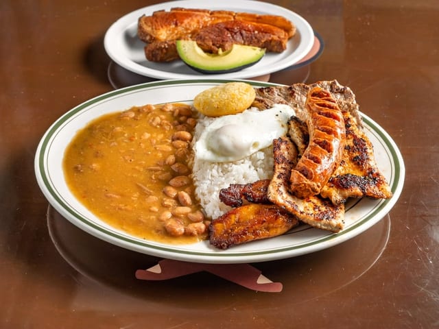 Bandeja Típica Los Arrieros / Los Arrieros Platter.