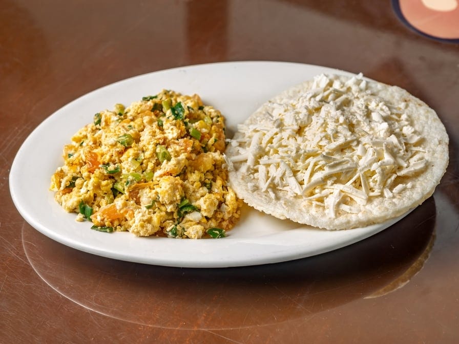 Huevos Pericos Con Arepa Tela.