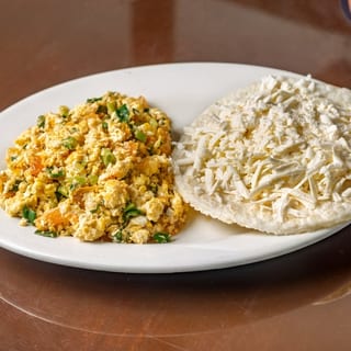 Huevos Pericos Con Arepa Tela