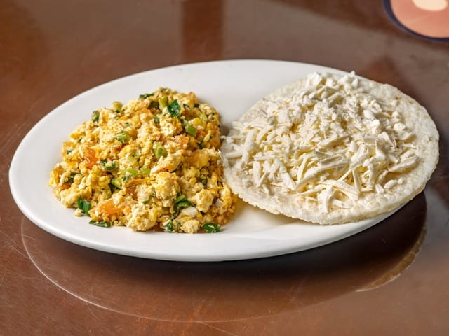 Huevos Pericos Con Arepa Tela.