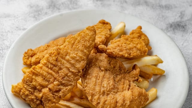 Deditos De Pollo Con Papa Fritas.