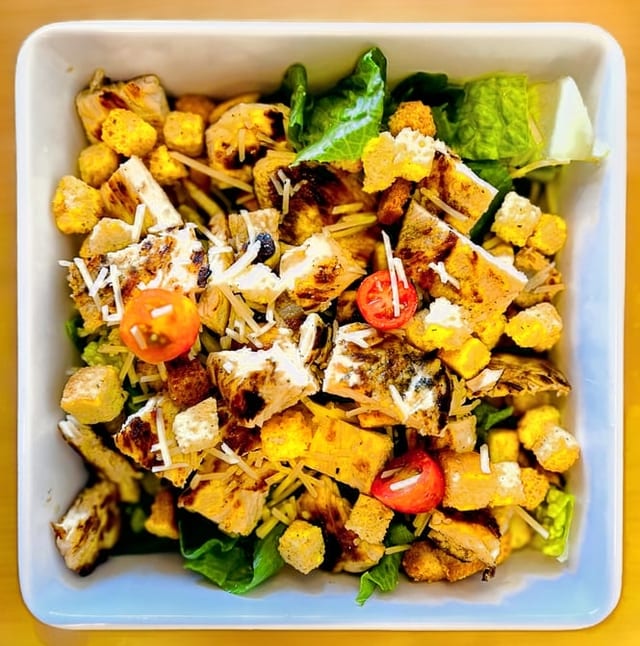 Ensalada César De Pollo a La Plancha / Grilled Chicken Caesar Salad.