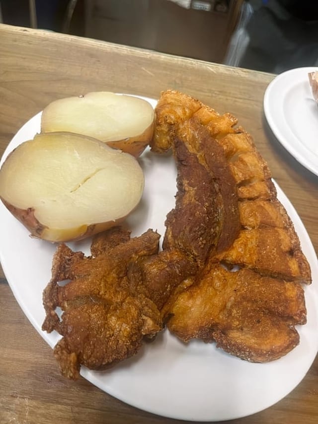 Chicharron Con Arepa.