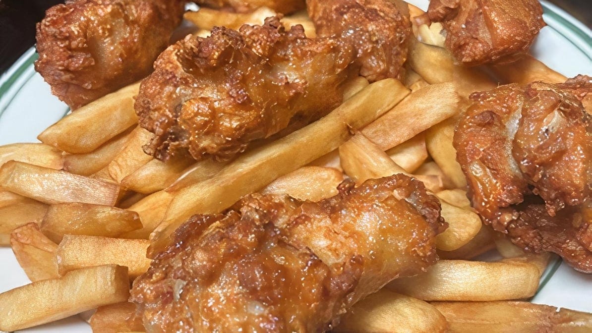 Alitas De Pollo Con Papa Frita.