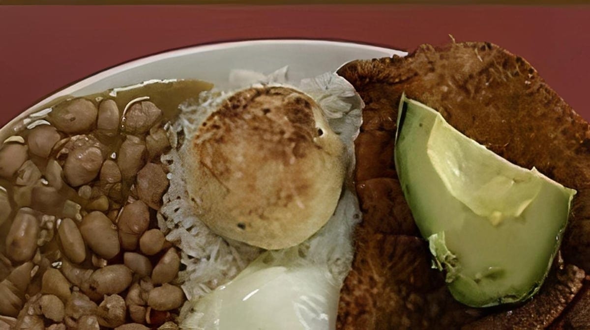 Bandeja Con Pollo Empanizado (Breaded Chicken Cutlet).