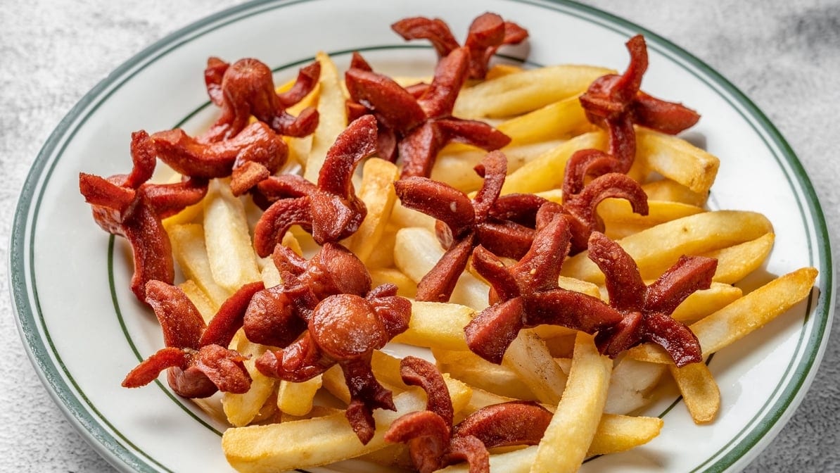 Salchipapas Con Papa Frita.