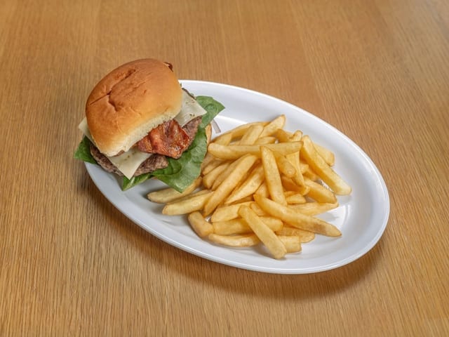 Hamburguesa Clásica Americana / All-American Angus Classic Burger.