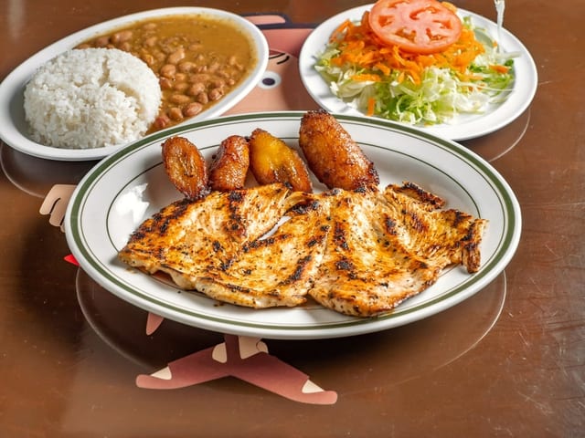 Chuleta De Pollo a La Plancha / Grilled Chicken Cutlet.