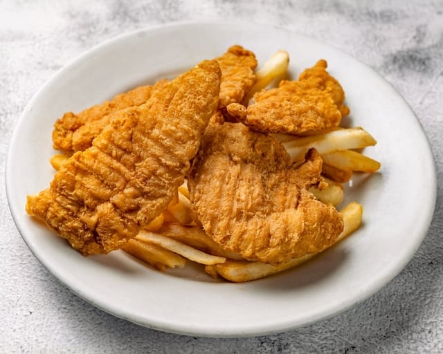 Deditos De Pollo Con Papas Fritas / Chicken Tenders with French Fries.
