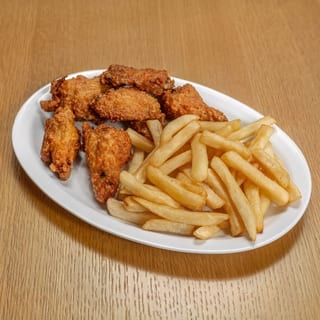 Alitas De Pollo Con Papas Fritas / Chicken Wings with French Fries
