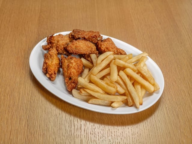 Alitas De Pollo Con Papas Fritas / Chicken Wings with French Fries.