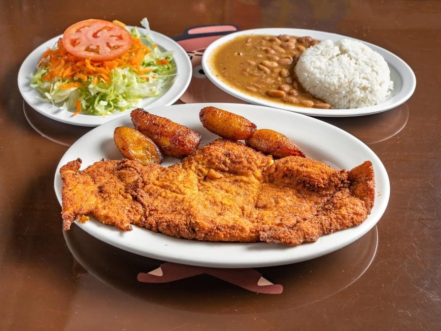 Chuleta De Pollo Empanizada.