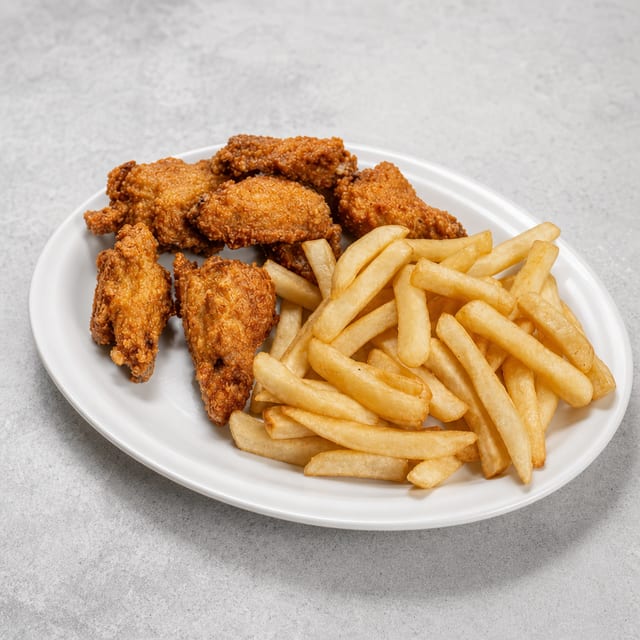 Alitas De Pollo Con Papas Fritas / Chicken Wings with French Fries.