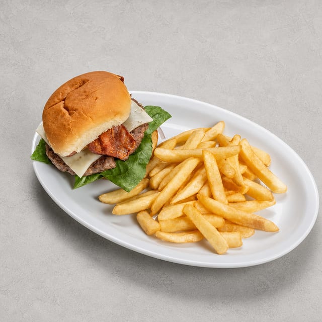 Hamburguesa Clásica Americana / All-American Angus Classic Burger.