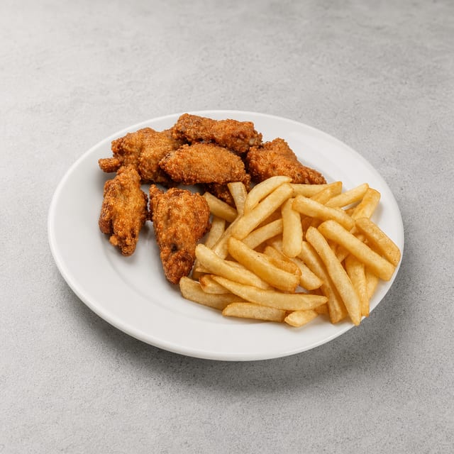 Alitas De Pollo Con Papas Fritas / Chicken Wings with French Fries.