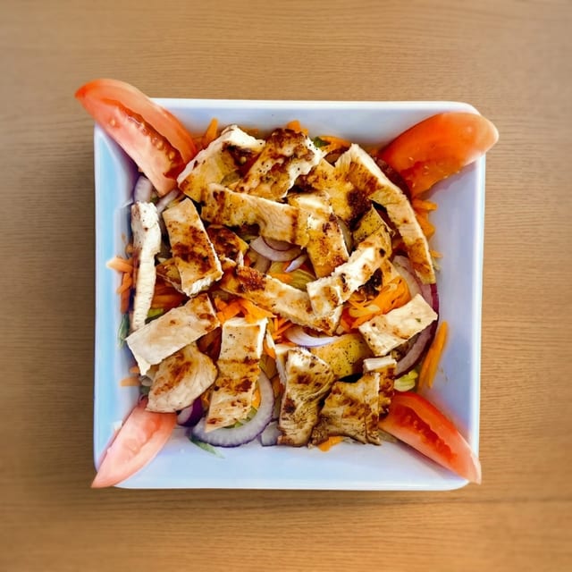 Ensalada Con Pollo a La Plancha / Grilled Chicken Salad.