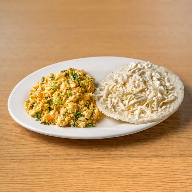 Huevos Pericos Con Arepa Tela.