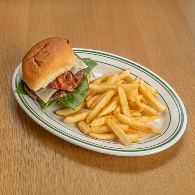 Hamburguesa Clásica Americana / All-American Angus Classic Burger.