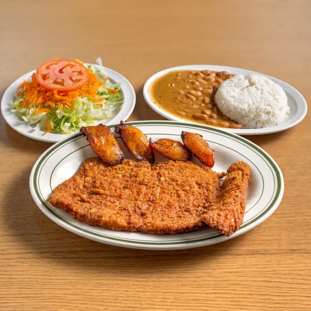 Chuleta De Pollo Empanizada / Breaded Fried Chicken Cutlet.