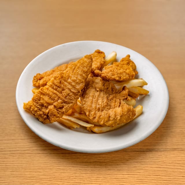 Deditos De Pollo Con Papas Fritas / Chicken Tenders with French Fries.