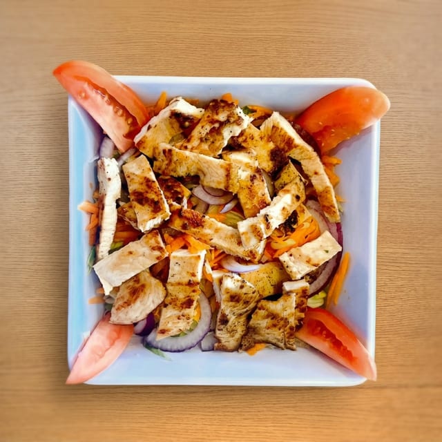 Ensalada Con Pollo a La Plancha / Grilled Chicken Salad.