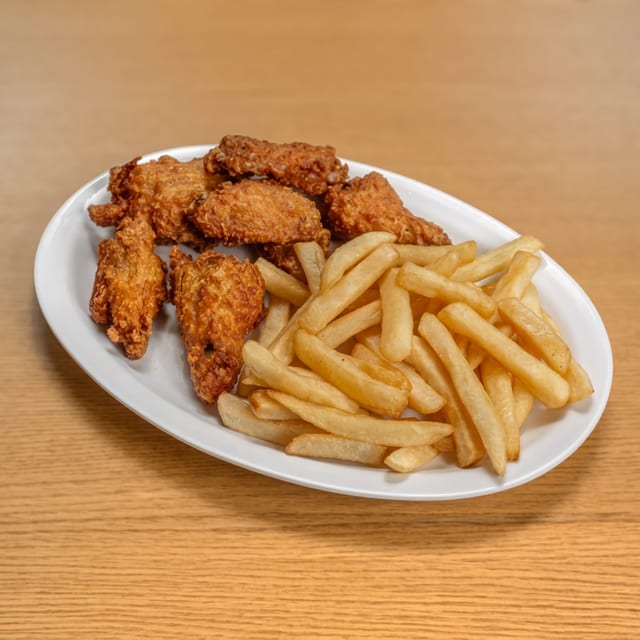 Alitas De Pollo Con Papas Fritas / Chicken Wings with French Fries.