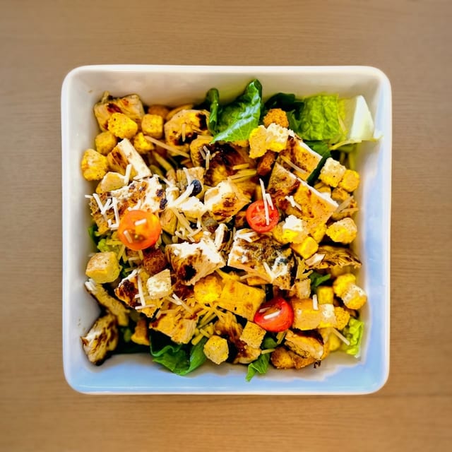 Ensalada César De Pollo a La Plancha / Grilled Chicken Caesar Salad.
