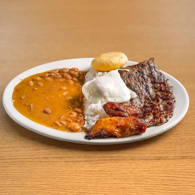 Bandeja Campesina / Country Platter.